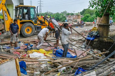 NEW DELHI, INDIA - 5 Ağustos 2024 'te Hindistan' ın Yeni Delhi kentinde, Nizamuddin Doğu, Jangpura B yakınlarındaki Barapullah Taş Köprüsü 'ndeki Toprak ve Kalkınma Ofisi' nin yıkım girişimi manzarası.  