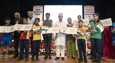 NEW DELHI, INDIA - 5 AĞUSTOS: Birlik Gençlik ve Spor ve Çalışma Bakanı Dr. Mansukh Mandaviya, Sendika İletişim Bakanı & DoNER Jyotiraditya M Scindia, Bölüm Sekreteri 