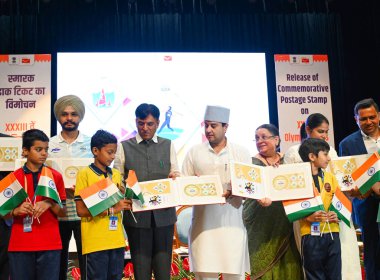NEW DELHI, INDIA - 5 AUGust: İletişim, Kuzeydoğu Kalkınma Bakanı Jyotiraditya Scindia ile Spor Bakanı Mansukh Mandaviya, Rang Bhawan Olimpiyatları 'nda XXXIII.