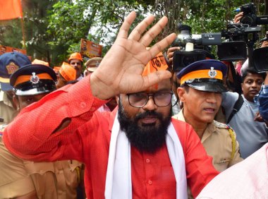 MUMBAI, INDIA - 6 AUGust: Maratha Kranti Thok Morcha 'nın eylemcileri Maratha rezervasyon sorununu protesto etmek amacıyla DCM Devendra Fadnavis' in Malabar Hill 'deki konutuna ulaşmadan önce Mumbai polisi tarafından tutuklandı.