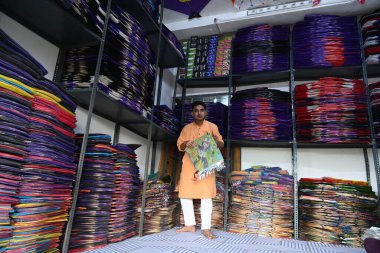 NEW DELHI, INDIA - 6 Ağustos 2024 'te Yeni Delhi, Hindistan' da 78. bağımsızlık günü kutlamaları öncesinde insanlar uçurtma ve manjha satın alır..