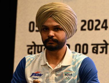 NEW DELHI, INDIA - 5 AUGust 2024: Olimpiyat bronz madalyası sahibi, Hintli sporcu Sarabjot Singh XXXIII Olimpiyatları Anma Posta Damgası 2024 tarihinde, Rang Bhawan, All India Radio, Yeni Delhi 'de 5 Ağustos 2024 tarihinde 