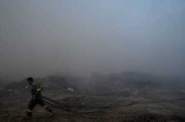 NEW DELHI, INDIA 19 Mayıs: 30. Sektör 'deki boş bir arsada meydana gelen yangın, Perşembe akşamı boyunca yanmaya devam ederek yakınlardaki bölge sakinlerini boğulma ve gözlerinde yanma hissi bıraktı.