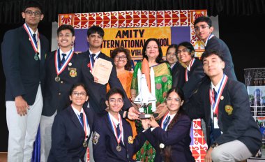 NEW DELHI, INDIA - 8 AĞUSTOS 2024: Amity International School Pushp Vihar 'da 8 Ağustos 2024 tarihinde Uluslararası Uzay Yerleşim Tasarım Yarışması' nı kazanan 10 Amity International School Pushp Vihar öğrencisinden oluşan bir takım 
