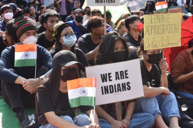 NEW DELHI, INDIA - 31 Mayıs: Manipuri Kuki-Zo kadınları 31 Mayıs 2023 tarihinde Yeni Delhi, Hindistan 'da Jantar Mantar' da bir gösteri düzenliyorlar. Meitei ve Kuki-Zomi halkı arasında devam eden çatışmalarda Manipur 'da yeni şiddet olayları yaşandı