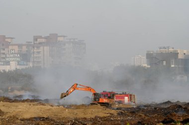 NEW DELHI, INDIA 19 Mayıs: 30. Sektör 'deki boş bir arsada meydana gelen yangın, Perşembe akşamı boyunca devam etti ve yakınlardaki bölge sakinlerini boğulma, gözlerinde yanma hissi bıraktı.