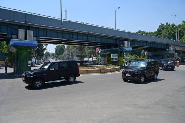 SRINAGAR, INDIA - 22 Mayıs 2023: G20 delegelerinden oluşan bir konvoy şehrin içinden geçiyor