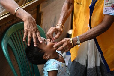 KOLKATA, INDIA MAYIS 28: Pulse Polio adlı bir sağlık çalışanı