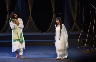 NEW DELHI, INDIA APRIL 26: Ulusal Drama Okulu, yönetmen Ram Gopal Bajaj, yönetmen Rajesh Singh, çevirmen Shabbir Irshad Usmani ve çevirmen NSD konferans salonunda 26 Nisan 2023 'te sanatçılar sahne aldı. 