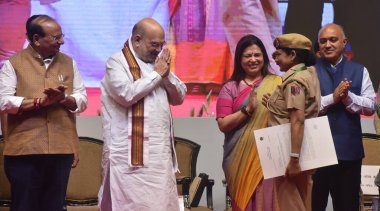 NEW DELHI, INDIA MAYIS 3: Sendika İçişleri Bakanı Amit Shah, Delhi LG Vinai Kumar Saxena ve MOS Dış İlişkiler Bakanı Meenakshi Lekhi, 3 Mayıs 2023 tarihinde Talkatora Indoor Stadyumu 'nda bir NDMC personeline atama mektuplarını sundu.