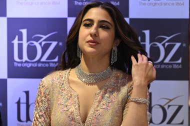 KOLKATA, INDIA - 25 Mayıs 2023: Bollywood oyuncusu Sara Ali Khan, 25 Mayıs 2023 tarihinde Kolkata, Hindistan 'da bir mücevher markasının tanıtımı sırasında medyayla etkileşim halindedir..