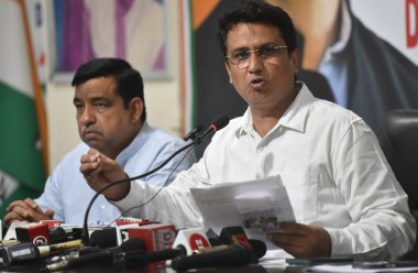 NEW DELHI, Hindistan - 22 Mayıs Delhi Pradesh Kongre Başkanı Ch. Anil Kumar, Başkent 'teki basın mensuplarına hitaben yaptığı konuşmada, Kejriwals' ın temiz ve bedava içme suyu sözü verdiği için Delhi 'nin çoğu bölgesinde su bulunmadığını söyledi. 