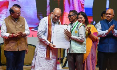 NEW DELHI, INDIA MAYIS 3: Sendika İçişleri Bakanı Amit Shah, Delhi LG Vinai Kumar Saxena ve MOS Dış İlişkiler Bakanı Meenakshi Lekhi, 3 Mayıs 2023 tarihinde Talkatora Indoor Stadyumu 'nda bir NDMC personeline atama mektuplarını sundu.