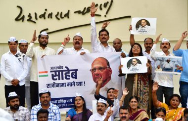 NCP çalışanları, NCP başkanı Sharad Pawar 'ı Y.B.' de parti başkanlığından istifasını düşünmeye çağıran bir protesto gösterisi düzenledi. Chavan Center, Nariman Point, 3 Mayıs 2023, Mumbai, Hindistan.