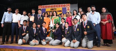 NEW DELHI, INDIA - 8 AĞUSTOS 2024: Amity International School Pushp Vihar 'da 8 Ağustos 2024 tarihinde Uluslararası Uzay Yerleşim Tasarım Yarışması' nı kazanan 10 Amity International School Pushp Vihar öğrencisinden oluşan bir takım 