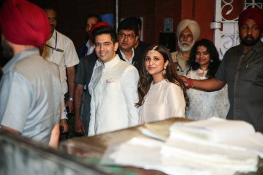 NEW DELHI, INDIA - 13 Mayıs 2023: Bollywood oyuncusu Parineeti Chopra ve AAP lideri Raghav Chadha 13 Mayıs 2023 tarihinde Yeni Delhi, Hindistan 'da düzenlenen Kapurthala Evi' nde düzenlenen nişan töreninde 