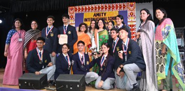 NEW DELHI, INDIA - 8 AĞUSTOS 2024: Amity International School Pushp Vihar 'da 8 Ağustos 2024 tarihinde Uluslararası Uzay Yerleşim Tasarım Yarışması' nı kazanan 10 Amity International School Pushp Vihar öğrencisinden oluşan bir takım 