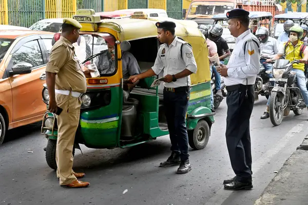 Noida Trafik Polisi, 24 Mayıs 2023 'te Noida, Hindistan' da 17. Bölge 'de trafik kurallarına ilişkin bir bilinçlendirme programı yürüttü..