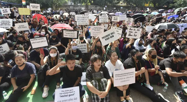 NEW DELHI, INDIA - 31 Mayıs: Manipuri Kuki-Zo kadınları 31 Mayıs 2023 tarihinde Yeni Delhi, Hindistan 'da Jantar Mantar' da bir gösteri düzenliyorlar. Meitei ve Kuki-Zomi halkı arasında devam eden çatışmalarda Manipur 'da yeni şiddet olayları yaşandı