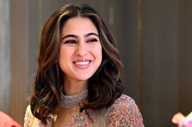 KOLKATA, INDIA - 25 Mayıs 2023: Bollywood oyuncusu Sara Ali Khan, 25 Mayıs 2023 tarihinde Kolkata, Hindistan 'da bir mücevher markasının tanıtımı sırasında medyayla etkileşim halindedir..