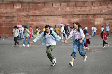 NEW DELHI, Hindistan 3 MAYIS 2023: Kızıl Kale 'ye yağmur yağmaya başladı