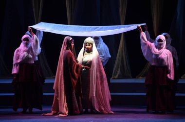 NEW DELHI, INDIA APRIL 26: Ulusal Drama Okulu, yönetmen Ram Gopal Bajaj, yönetmen Rajesh Singh, çevirmen Shabbir Irshad Usmani ve çevirmen NSD konferans salonunda 26 Nisan 2023 'te sanatçılar sahne aldı. 