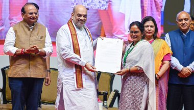 NEW DELHI, INDIA MAYIS 3: Sendika İçişleri Bakanı Amit Shah, Delhi LG Vinai Kumar Saxena ve MOS Dış İlişkiler Bakanı Meenakshi Lekhi, 3 Mayıs 2023 tarihinde Talkatora Indoor Stadyumu 'nda bir NDMC personeline atama mektuplarını sundu.