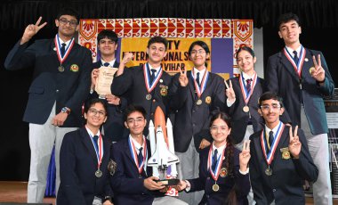 NEW DELHI, INDIA - 8 AĞUSTOS 2024: Amity International School Pushp Vihar 'da 8 Ağustos 2024 tarihinde Uluslararası Uzay Yerleşim Tasarım Yarışması' nı kazanan 10 Amity International School Pushp Vihar öğrencisinden oluşan bir takım 
