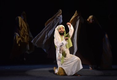 NEW DELHI, INDIA APRIL 26: Ulusal Drama Okulu, yönetmen Ram Gopal Bajaj, yönetmen Rajesh Singh, çevirmen Shabbir Irshad Usmani ve çevirmen NSD konferans salonunda 26 Nisan 2023 'te sanatçılar sahne aldı. 