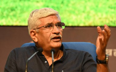 NEW DELHI, INDIA - 8 AĞUSTOS: Birlik Kültür ve Turizm Bakanı Gajendra Singh Shekhawat ve Kültür Bakanlığı Genel Sekreteri Uma nanduri Joint, Har Ghar Tiranga Konferans Salonu 'nda düzenlenen Curtain Raiser Press Conference' a seslendi