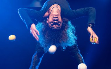 MUMBAI, INDIA - 9 Mayıs 2023: Rusya, Özbekistan, Kırgızistan, Etiyopya ve Hindistan 'dan sanatçılar, 10 Mayıs - 21 Mayıs tarihleri arasında Bandra' daki St. Andrew 's Auditorium' da (Batı)