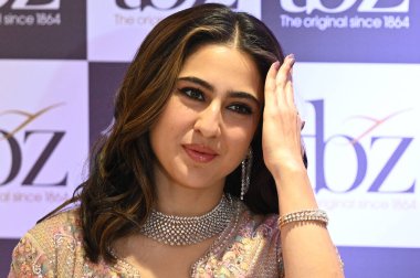 KOLKATA, INDIA - 25 Mayıs 2023: Bollywood oyuncusu Sara Ali Khan, 25 Mayıs 2023 tarihinde Kolkata, Hindistan 'da bir mücevher markasının tanıtımı sırasında medyayla etkileşim halindedir..