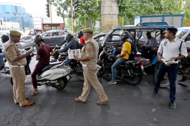 Noida Trafik Polisi, 24 Mayıs 2023 'te Noida, Hindistan' da 17. Bölge 'de trafik kurallarına ilişkin bir bilinçlendirme programı yürüttü.. 