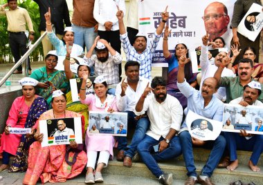 NCP çalışanları, NCP başkanı Sharad Pawar 'ı Y.B.' de parti başkanlığından istifasını düşünmeye çağıran bir protesto gösterisi düzenledi. Chavan Center, Nariman Point, 3 Mayıs 2023, Mumbai, Hindistan.