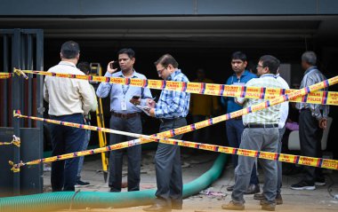 NEW DELHI, INDIA - 8 Ağustos: Delhi polis yetkilileri ile birlikte Raus IAS Çalışma Çemberi 'nde, 27 Temmuz' da Rajendra Nagar 'da meydana gelen şiddetli yağmur sonrasında 3 öğrencinin boğularak öldüğü yeri araştırıyorlar. 