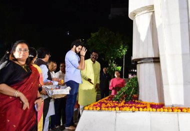 MUMBAI, INDIA - 1 Mayıs - Eski Maharashtra CM Uddhav Thackeray ve Shivsena (UBT) meclis üyesi Aaditya Thackeray ve diğerleri Samyukta Maharashtra Hareketi sırasında hayatlarını feda edenlere saygılarını sundular. 