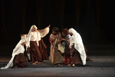 NEW DELHI, INDIA APRIL 26: Ulusal Drama Okulu, yönetmen Ram Gopal Bajaj, yönetmen Rajesh Singh, çevirmen Shabbir Irshad Usmani ve çevirmen NSD konferans salonunda 26 Nisan 2023 'te sanatçılar sahne aldı. 
