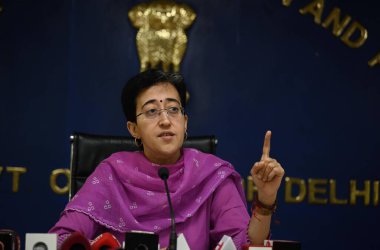 NEW DELHI, INDIA 15 Mayıs: Delhi Eğitim Bakanı Atishi 15 Mayıs 2023 tarihinde Delhi Hükümet Medya Merkezi 'ndeki Delhi Okul Kurulu' nun ilk 10 ve 12 sonucunu tartışmak üzere basın toplantısında bir konuşma yaptı. 