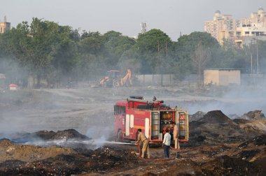 NEW DELHI, INDIA 19 Mayıs: 30. Sektör 'deki boş bir arsada meydana gelen yangın, Perşembe akşamı boyunca devam etti ve yakınlardaki bölge sakinlerini boğulma, gözlerinde yanma hissi bıraktı.