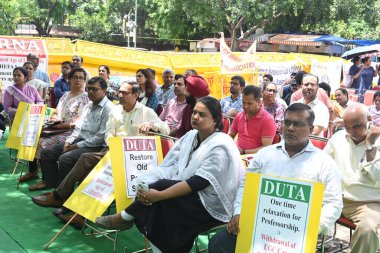 NEW DELHI, INDIA - 8 AUGSTOS: Delhi Üniversitesi öğretmenleri, EWS rezervasyonlarını artırdıktan sonra eğitim, eski emeklilik planının uygulanması, öğretmen ilanlarının oluşturulması gibi talepleri nedeniyle Jantar Mantar 'daki dharna üzerinde oturuyorlar   