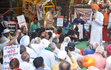 NEW DELHI, INDIA MAYIS 5 Mayıs 2023: Hindistan Güreş Federasyonu başkanı Brij Bhushan Sharan 'a karşı 5 Mayıs 2023 tarihinde Yeni Delhi, Hindistan' da düzenlenen protesto sırasında çiftçi lideri Gurnam Singh Chaduni ile birlikte.