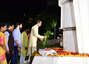 MUMBAI, INDIA - 1 Mayıs - Eski Maharashtra CM Uddhav Thackeray ve Shivsena (UBT) meclis üyesi Aaditya Thackeray ve diğerleri Samyukta Maharashtra Hareketi sırasında hayatlarını feda edenlere saygılarını sundular. 