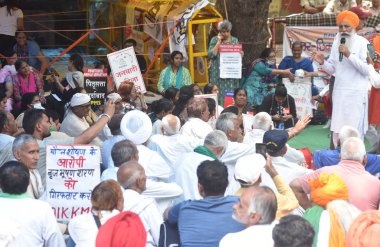 NEW DELHI, INDIA MAYIS 5 Mayıs 2023: Hindistan Güreş Federasyonu başkanı Brij Bhushan Sharan 'a karşı 5 Mayıs 2023 tarihinde Yeni Delhi, Hindistan' da düzenlenen protesto sırasında çiftçi lideri Gurnam Singh Chaduni ile birlikte.
