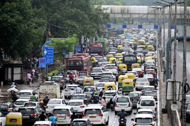 NEW DELHI, INDIA - 26 Temmuz 2024: ITO 'da yağmur nedeniyle trafik sıkışıklığı, 26 Temmuz 2023, Yeni Delhi, Hindistan. Delhi-NCR sakinleri şiddetli yağış gördü. Banliyö sakinleri çeşitli alanlarda su bloklama nedeniyle sorunlarla karşılaştı.