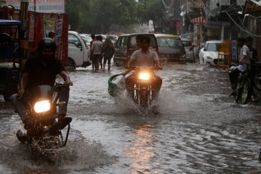 NEW DELHI, INDIA - 8 Temmuz 'da şiddetli muson yağmurlarından sonra, 8 Temmuz 2023' te Yeni Delhi, Hindistan 'da Şeheen Bagh' de sular altında kaldı. Delhi-NCR, Cuma ve Cumartesi gecesi şiddetli yağmura tutuldu.. 