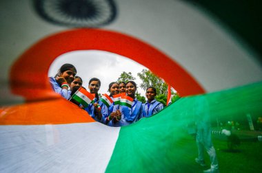 NEW DELHI, INDIA - 9 Ağustos 2024 'te Hindistan' ın Yeni Delhi kentinde düzenlenen Ghar Tiranga Bağımsızlık Günü öncesinde okul öğrencileri kampanyasına katıldı..