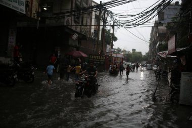 NEW DELHI, INDIA - 8 Temmuz 'da şiddetli muson yağmurlarından sonra, 8 Temmuz 2023' te Yeni Delhi, Hindistan 'da Şeheen Bagh' de sular altında kaldı. Delhi-NCR, Cuma ve Cumartesi gecesi şiddetli yağmura tutuldu.. 