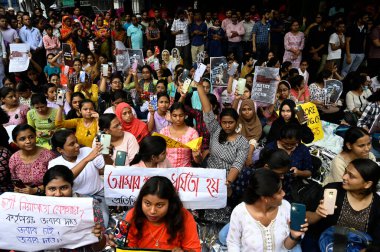 KOLKATA, INDIA - 10 AĞUSTOS: Acemi doktorlar, PGT doktorları, ev personeli, stajyerler, diğer tıp uzmanları, R G Kar Tıp Fakültesi 'nde bir PGT kadın doktoruna tecavüz ve cinayet iddiasıyla mobil meşaleyi yakarak süresiz durdurma eylemi başlattılar 