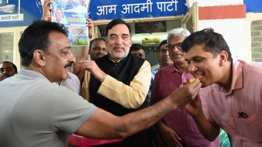 NEW DELHI, INDIA - 9 AĞUSTOS: AAP liderleri ve Delhi Kabine Bakanı Gopal Rai, Saurabh Bharadwaj, AAP lideri Pankaj Gupta, Adil Khan ve diğer parti liderleri Anayasa Mahkemesi 'nin Eski Delhi Milletvekili Manish Sosodia' ya kefalet ödemesi sonrasında diğer parti liderleriyle birlikte kutladılar