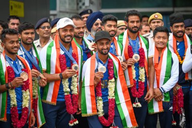 NEW DELHI, INDIA - 10 Ağustos 2024 'te Hindistan' ın başkenti Yeni Delhi 'ye gelen Paris Olimpiyat madalyalı Hintli Hokey oyuncuları karşılandı. Hindistan üst üste ikinci bronz madalyasını kazandı